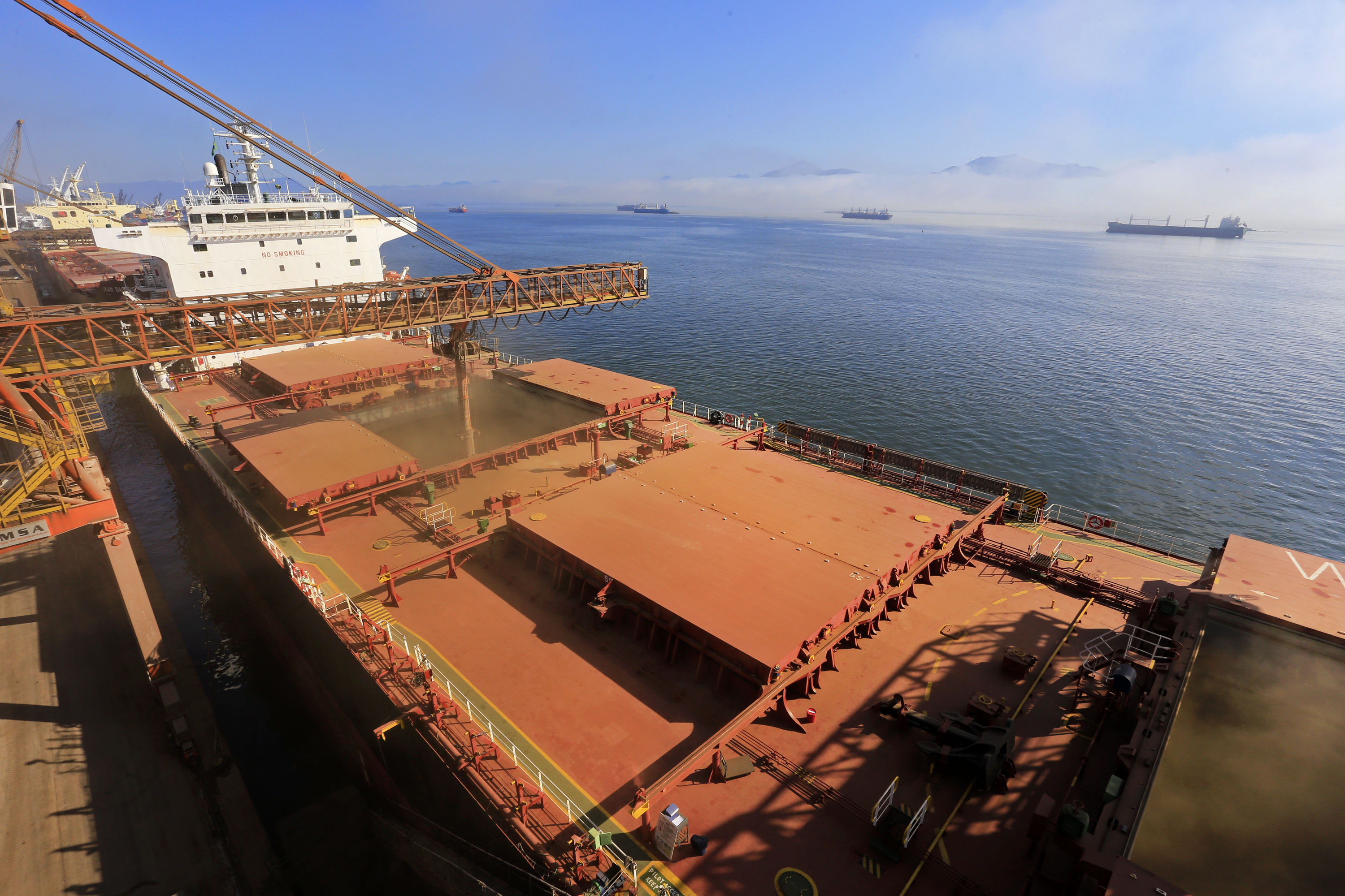 O Porto de Paranaguá fechou 2015 com seu maior volume da história em exportações, com 30,3 milhões de toneladas embarcadas. O resultado reflete a resistência do agronegócio do estado do Paraná diante da crise econômica brasileira e o aumento da agilidade do porto na sua movimentação de cargas. O volume alcançado ao longo do ano foi 8,8% superior ao exportado em 2014.
Foto: Arnaldo Alves / ANPr