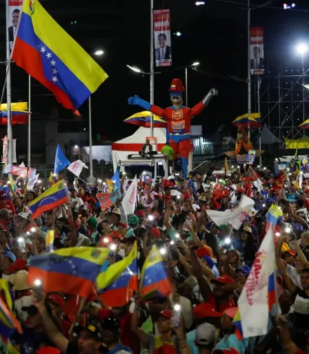 Apoiadores de Nicolás Maduro se reúnem em Caracas para campanha eleitoral. Foto por Fausto Torrealba/Reuters [CC-BY-4.0].